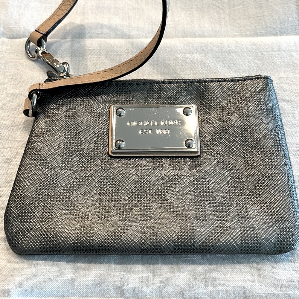 MICHAEL KORS small signature leather wristlet in gunmetal gray